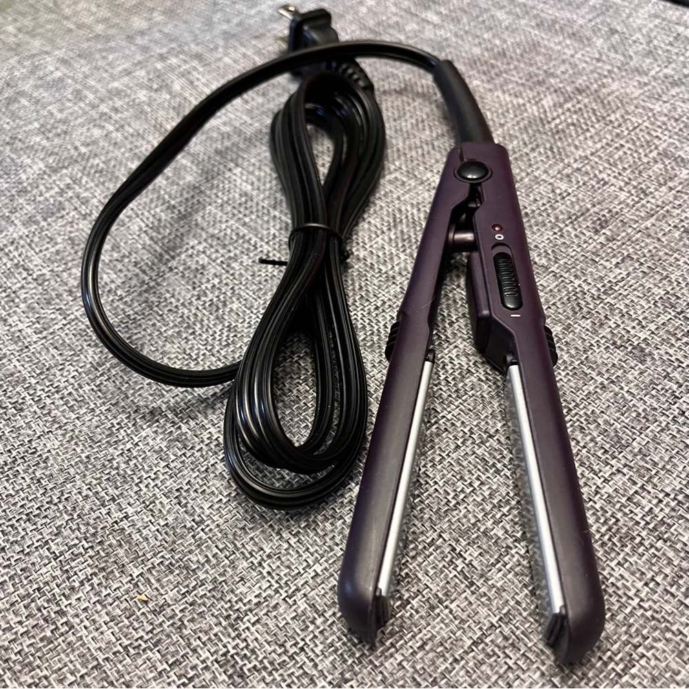 NWOT Conair Mini Flat Iron Hair Straightener Black 1/2" Plates Dual Voltage